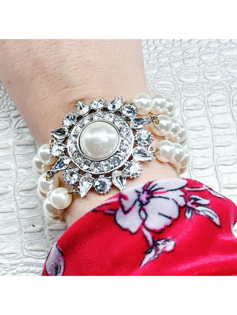 514mc. White Faux Pearl Bling Bracelet